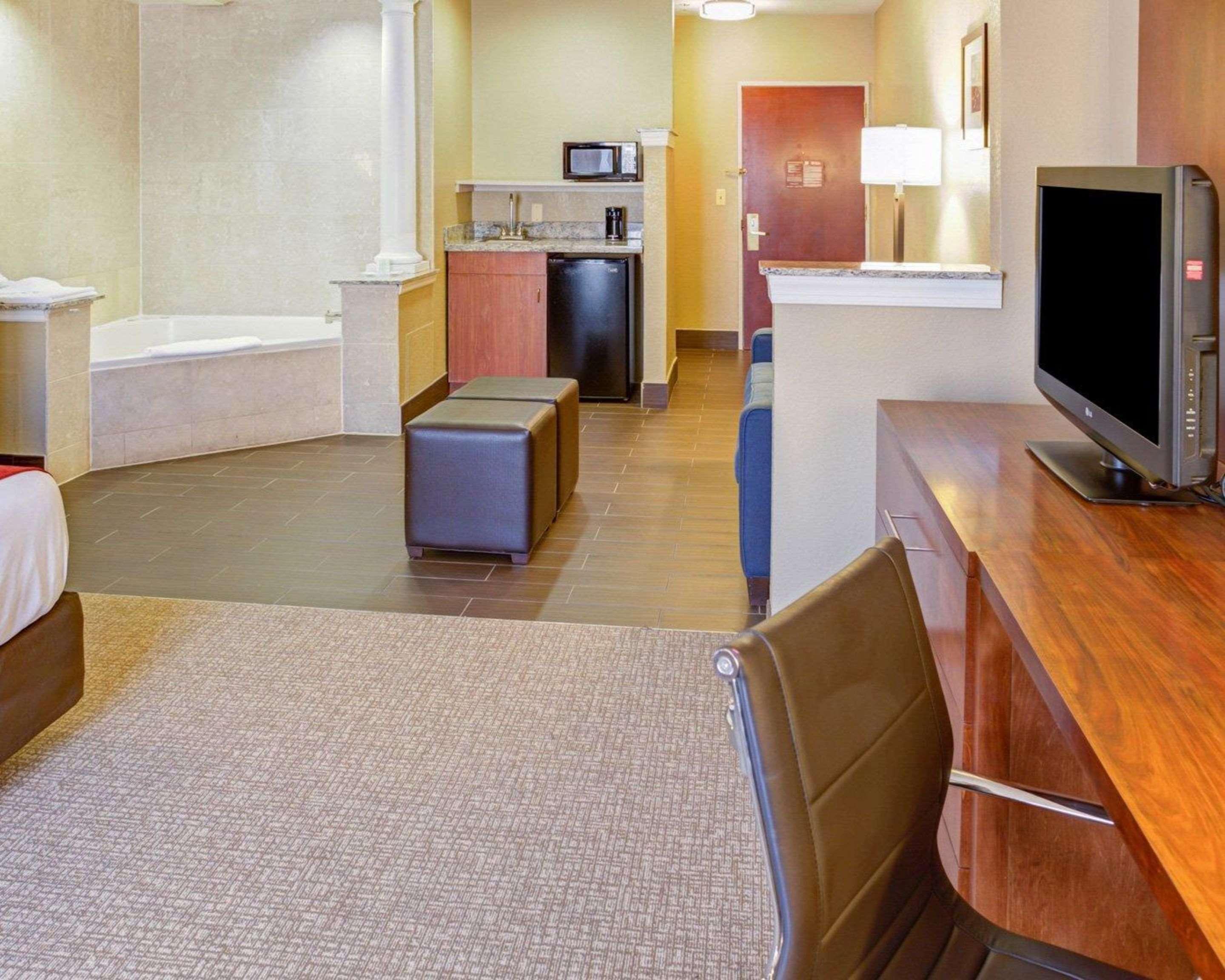 Comfort Suites Newark - Harrison Экстерьер фото