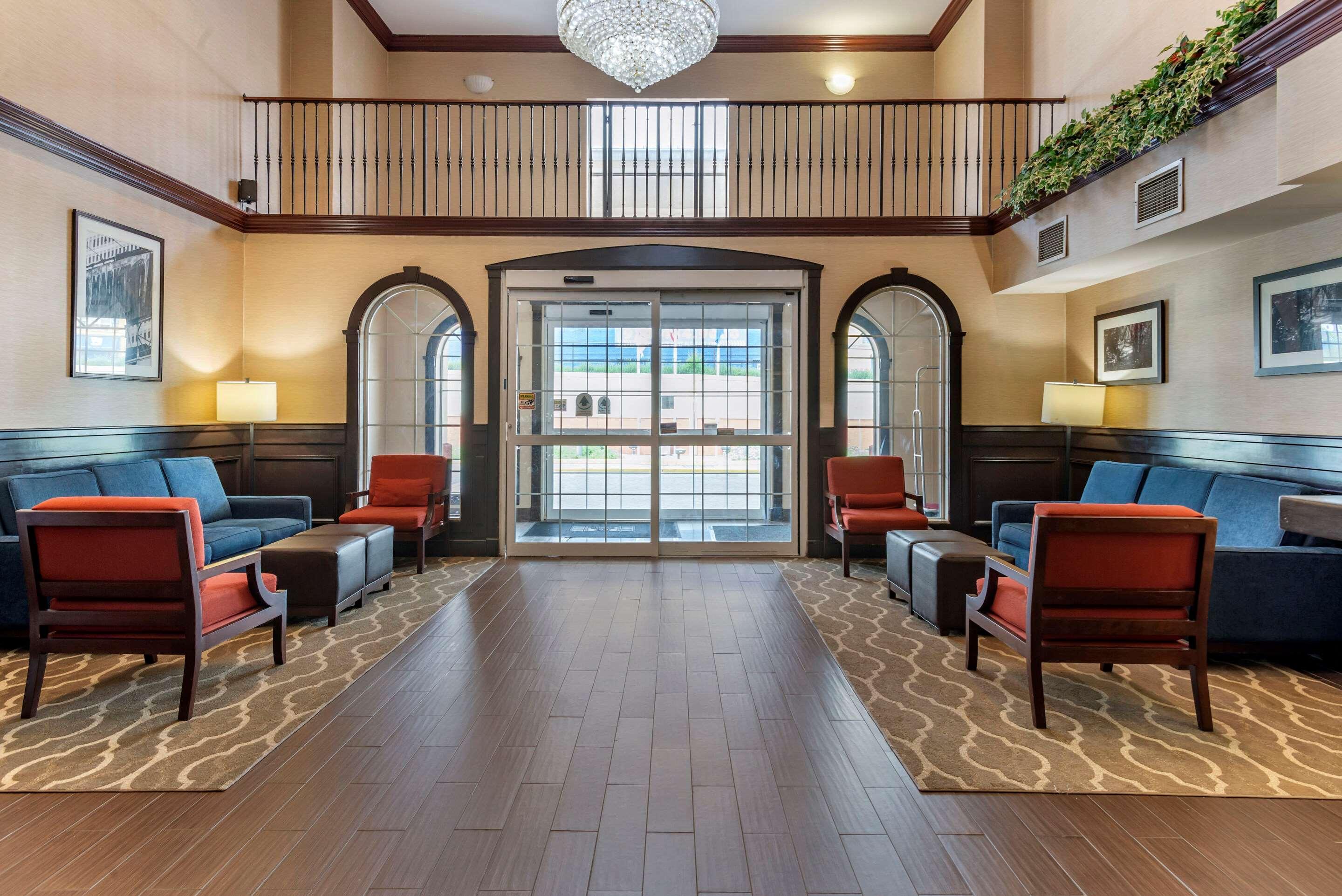 Comfort Suites Newark - Harrison Экстерьер фото